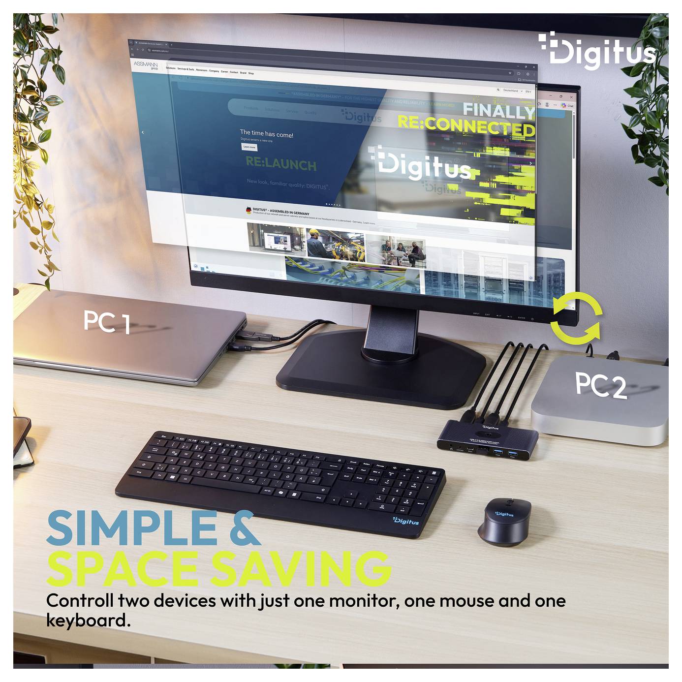Schreibtischaufbau mit einem Monitor, einer Tastatur und einer Maus, die zwei mit „PC 1" und „PC 2" gekennzeichnete PCs steuern; der Text lautet „EINFACH UND PLATZSPAREND" und „Steuern Sie zwei Geräte mit nur einem Monitor, einer Maus und einer Tastatur."