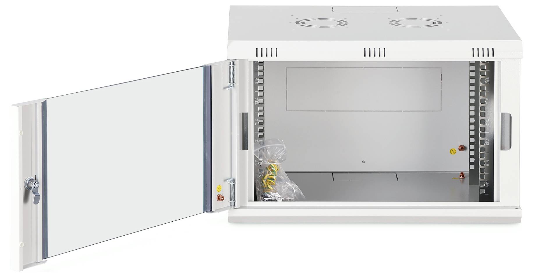 Offener, an der Wand montierter Metall-Geräteschrank mit Glastür, nach links geöffnet, zeigt leere Innenregale und Verkabelung unten links.