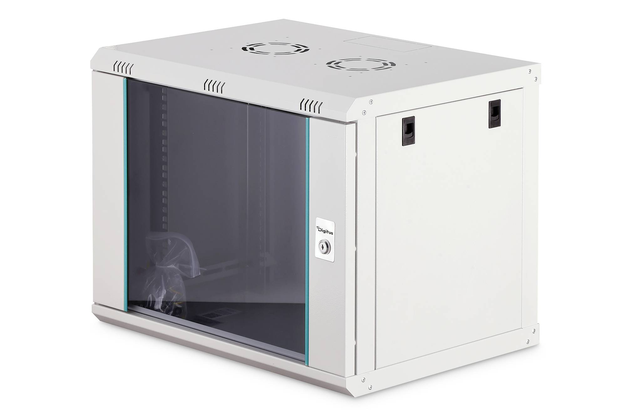 Weißer Ausrüstungsschrank oder Server-Rack-Gehäuse mit getönter Glasfront und belüfteten Oberflächen auf neutralem Hintergrund.