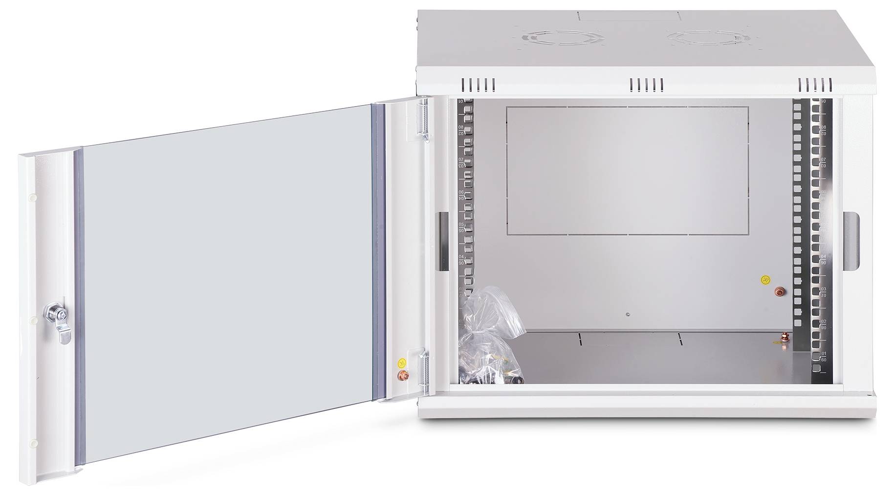 Offener Metallausrüstungsschrank mit nach vorne geöffneter Tür, der einen leeren Innenraum und Befestigungsschienen für die Installation von Servern oder Elektronik zeigt.
