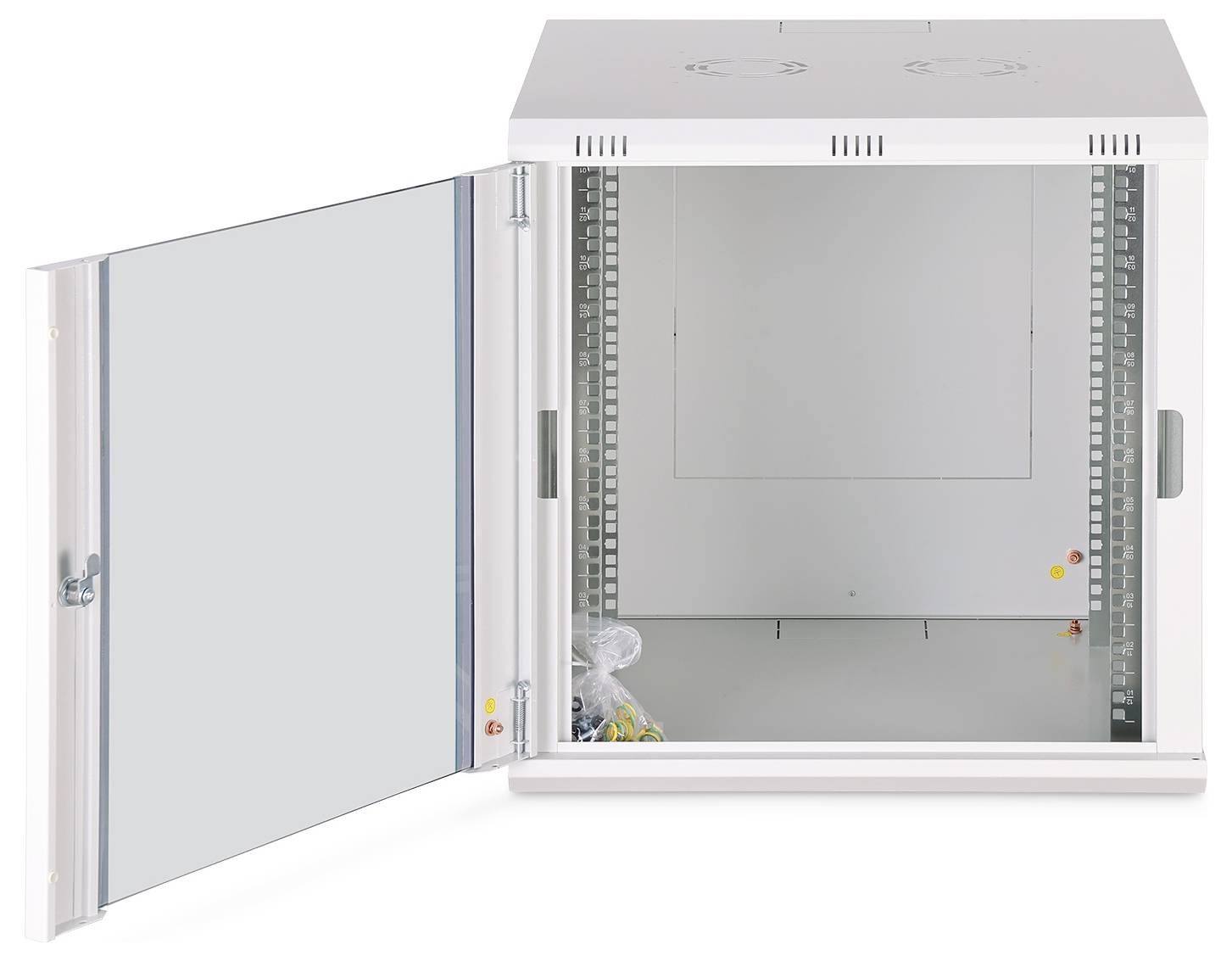 Offener leerer metallischer Elektroschrank mit nach vorne geöffneter Tür, der Montageschienen und das Innenpanel zeigt.