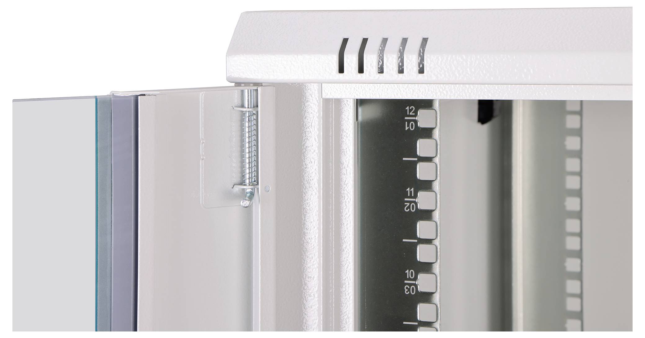 Nahaufnahme eines Serverschranks mit teilweise offener Glastür und Verriegelungsscharnier, das die Rack-Montageschienen im Inneren zeigt.