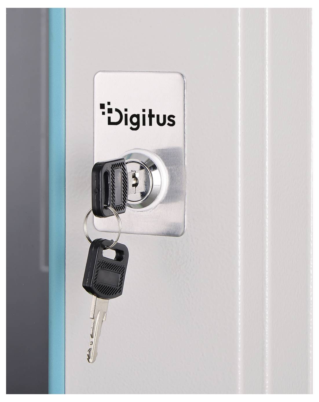 Nahaufnahme eines Digitus-Schrankschlosses mit eingefügtem Schlüssel und einem schwarzen Schlüsselanhänger, der daran an einer weißen Metalltür hängt.
