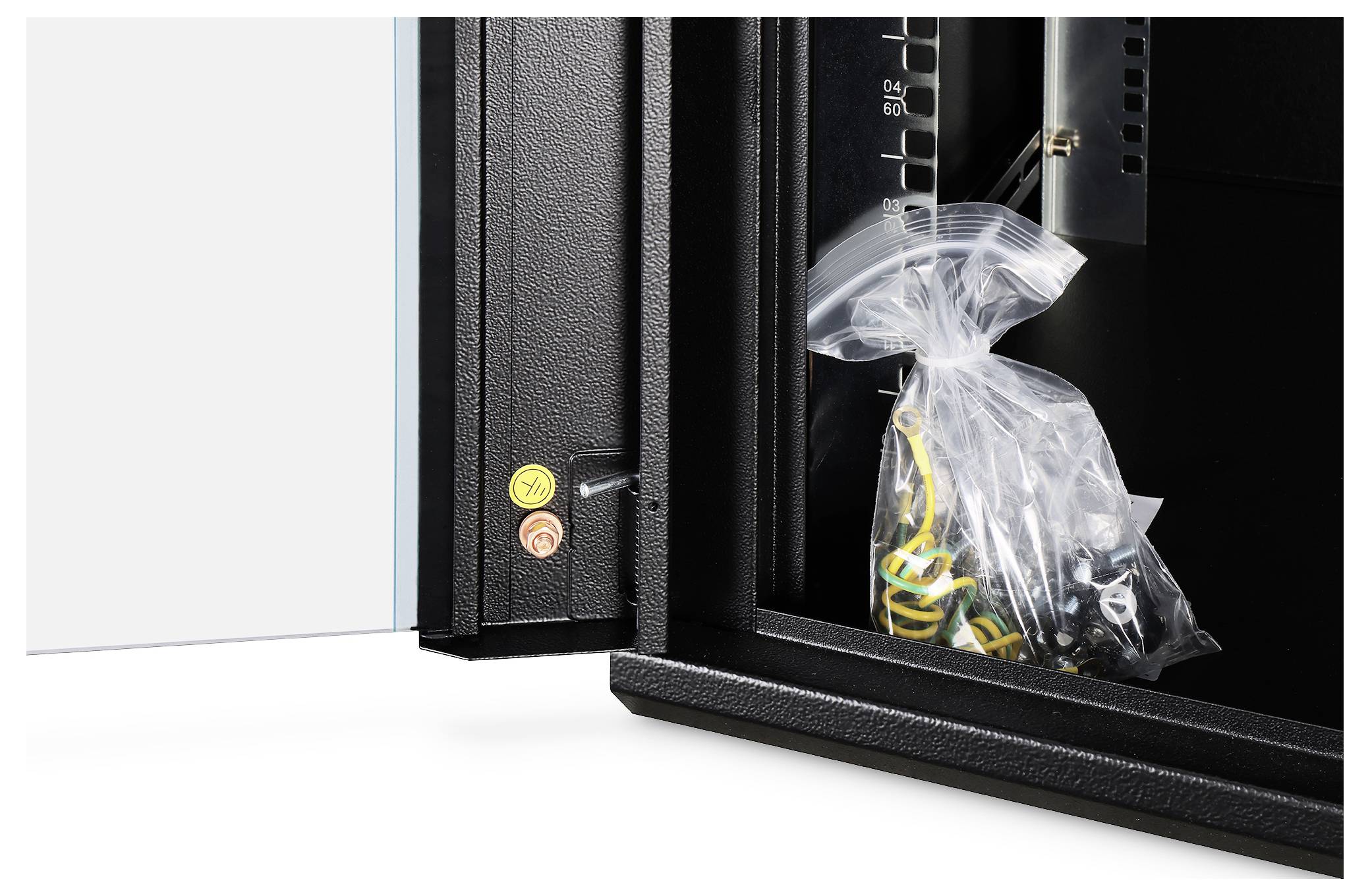 Offener Schrank mit einer transparenten Plastiktüte mit Kabeln und Steckverbindern, die innen hängt, neben kleinen gelben und roten Anzeigelichtern.