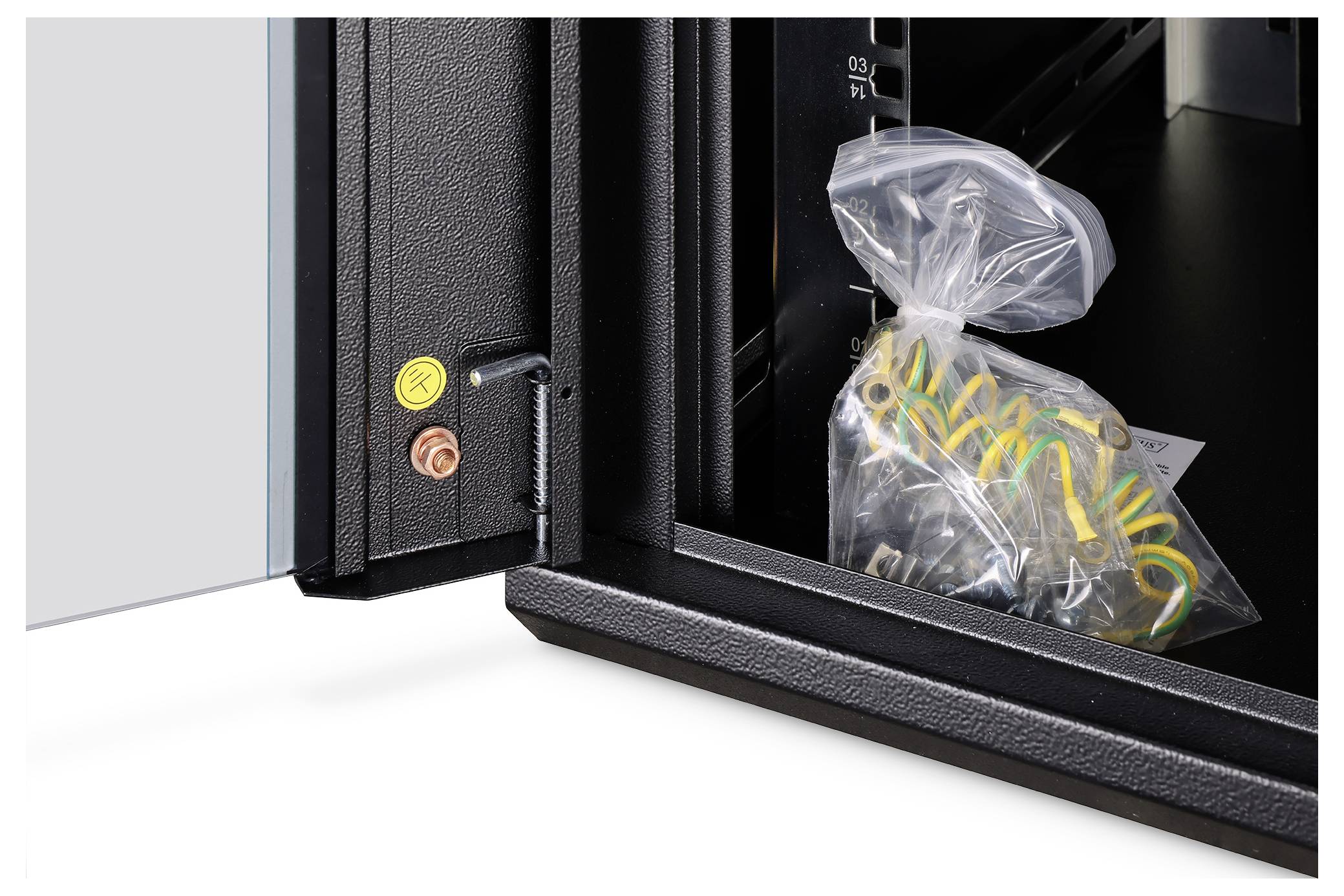 Nahaufnahme eines schwarzen Schranks oder einer Ausrüstungsverkleidung mit zwei runden Steckverbindern an der Seite und einem Plastikbeutel mit Verdrahtung im Inneren.