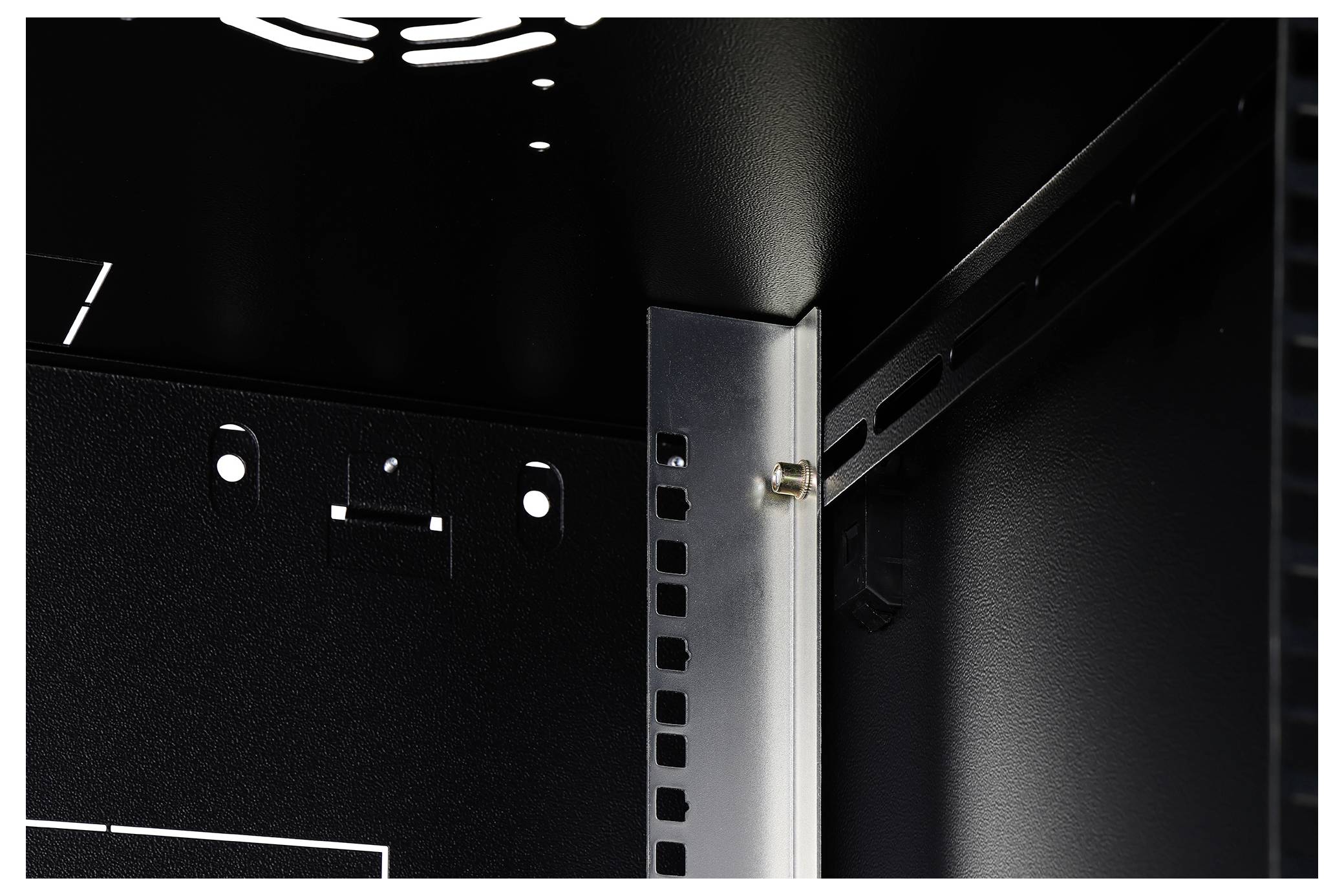 Nahaufnahme des Inneren eines schwarzen Metallgeräteschranks, der eine vertikale Montageschiene und Halterungen zur Installation von Hardware zeigt.