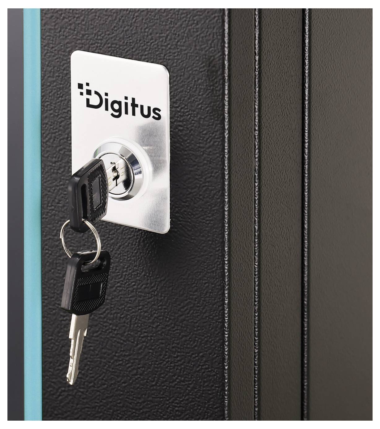 Eine Digitus USB-Schaltbox mit angeschlossenen Kabeln: zwei USB-Kabel, ein Audiokabel und eine tastenförmige Fernbedienung, auf weißem Hintergrund angeordnet.