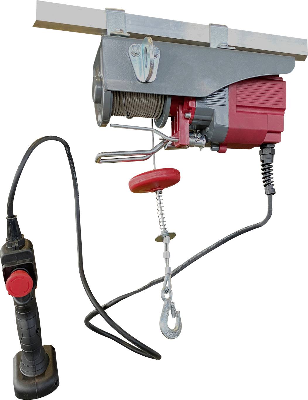 Elektrischer Kettenzug mit Seil und Haken, an einem Stahlträger aufgehängt, gesteuert durch eine tragbare Fernbedienung mit rotem Knopf.