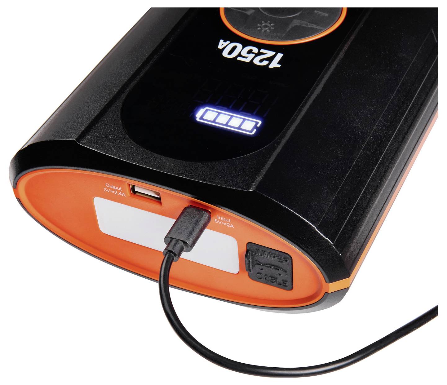 Tragbare Powerbank mit angeschlossenem USB-Kabel, das eine leuchtende Batterieladeanzeige und Anschlüsse auf einem orange-schwarzen Gerät zeigt.