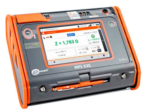 Tragbarer elektrischer Prüfer mit Touchscreen-Display, das eine Impedanzmessung „Z = 1,783 Ω" in einem robusten orangefarbenen Gehäuse anzeigt.