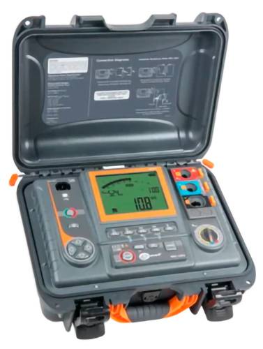 Tragbarer elektrischer Prüfkoffer mit digitaler Anzeige, die 108 anzeigt, und mehreren Bedienelementen, wahrscheinlich ein Diagnosemessgerät zum Feldtesten.