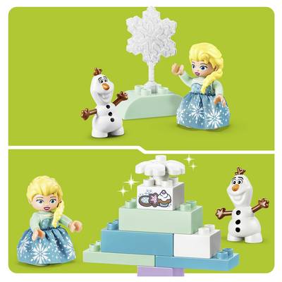 Zwei LEGO-Szenen aus Frozen auf grünem Hintergrund: Olaf und Elsa mit einem Schneeflockenbaum, und ein gestapeltes geschenkartiges LEGO-Bauwerk mit Olaf und Elsa daneben.