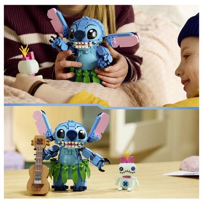 Zwei Fotos einer blauen LEGO-Figur im Stitch-Stil, mit der gespielt wird; oben hält ein Kind sie, und unten steht sie neben einem winzigen Roboter und einer Spielzeitgitarre.