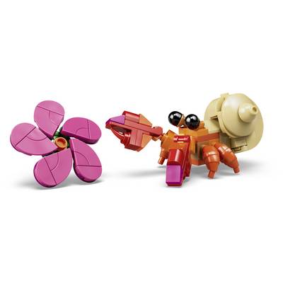 Orangerote und rote LEGO-ähnliche robotische insektenähnliche Figur neben einer rosa segmentierten Blumenform, mit einem beigen runden Zahnrad oder einer Schale auf der rechten Seite.