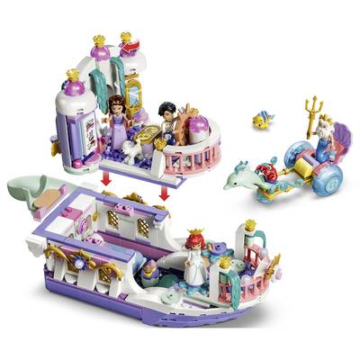 LEGO-Stil Fantasy-Bootsset aufgeteilt in zwei Abschnitte, mit Minifiguren, Meeresbewohnern und einer kleinen Delphin-und-Dreizack-Kutschenszene auf der rechten Seite.