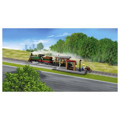 Dampflokomotive an einem kleinen Bahnhof auf dem Land mit Arbeitern neben dem Bahnsteig, die sich durch eine grüne Landschaftsszenerie unter einem hellen blauen Himmel bewegt.