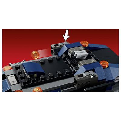 Nahaufnahme eines LEGO-Raumschiffmodells mit einem weißen Pfeil, der auf ein graues oberes Verbindungsstück auf dem Dach des Schiffes zeigt.