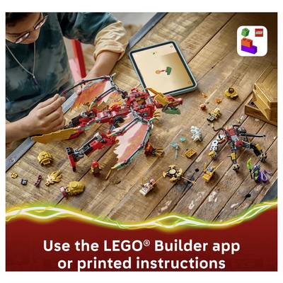 Ein Kind, das ein LEGO-Drachenmodell auf einem Holztisch zusammenbaut, mit der LEGO Builder App auf einem Tablet und Text, der besagt „Verwenden Sie die LEGO® Builder App oder gedruckte Anleitungen".