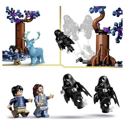 LEGO-artigen Szene mit zwei Minifiguren und einem blauen Hirsch neben einem braunen Baum, plus schwarze vermummte Figuren, die in der Nähe fliegen oder rennen, was eine Verfolgung oder Verwandlung darstellt.