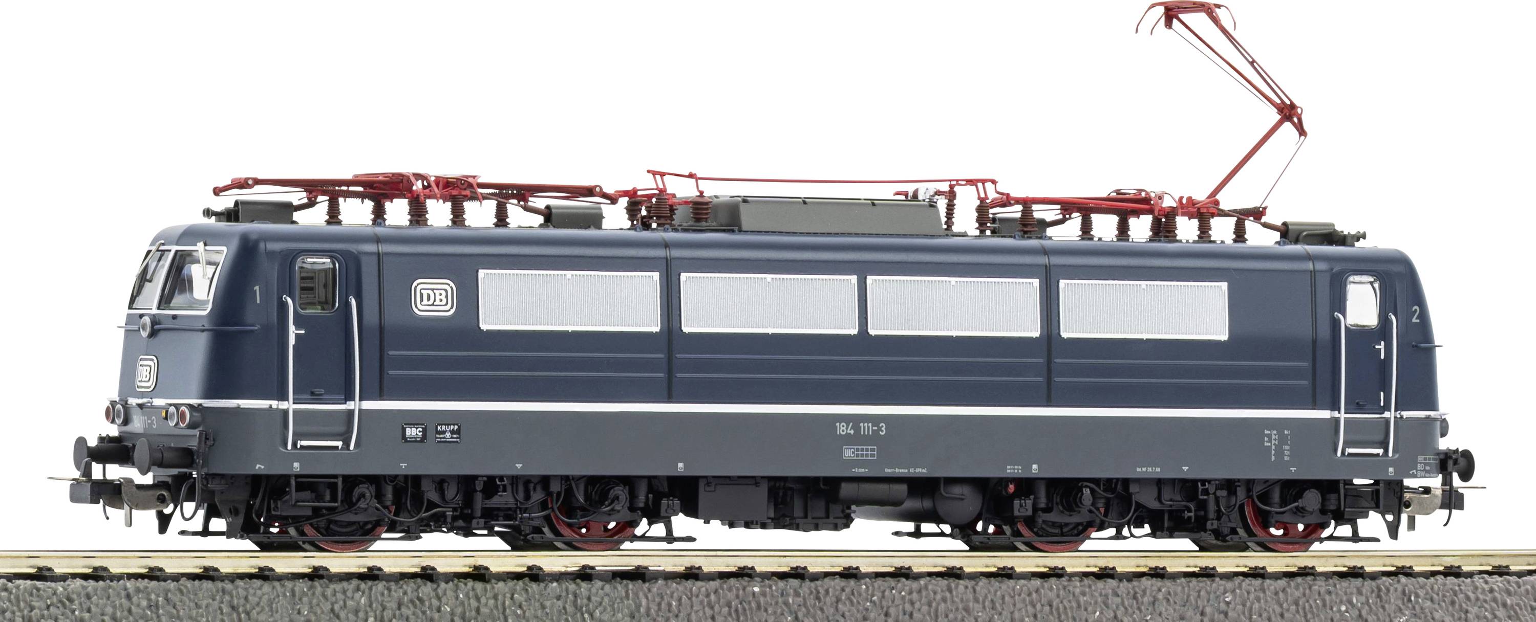 Seitenansicht einer dunkelblauuen Elektrolokomotive mit roter Dachausrüstung und Stromabnehmer, dargestellt auf Gleisen vor einem einfachen weißen Hintergrund.