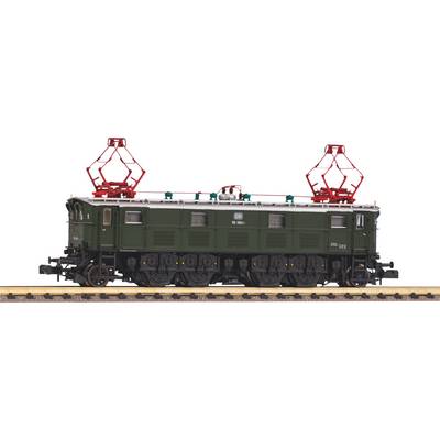 Seitenansicht einer grünen elektrischen Lokomotive auf Schienen, mit erhobenen roten Stromabnehmern auf dem Dach.