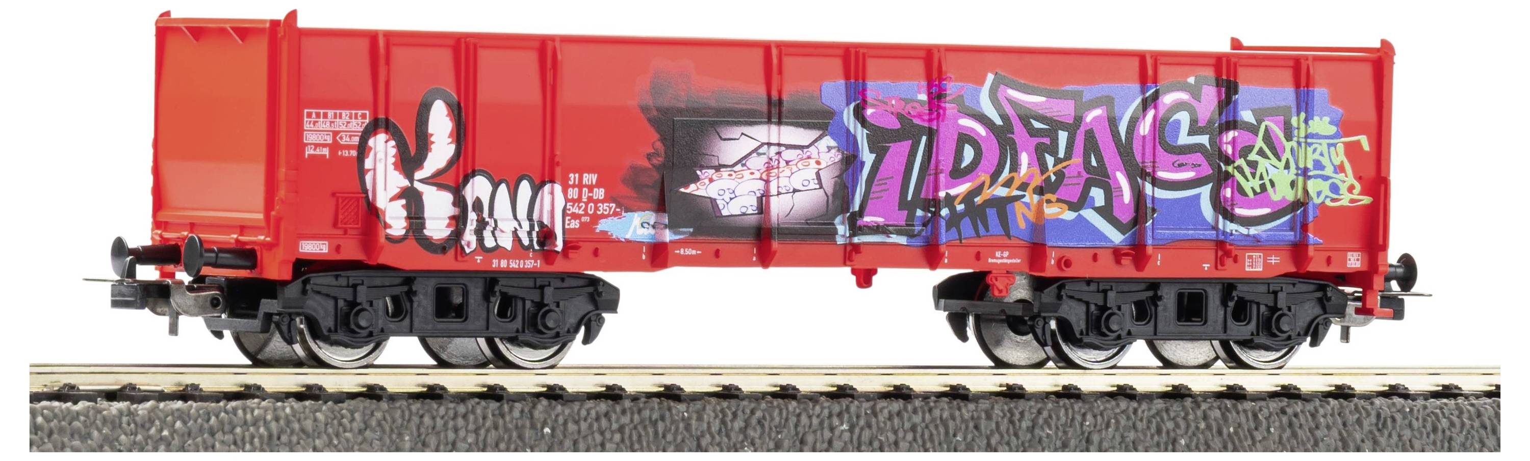 Roter Güterwagen mit Graffiti-artigen Beschriftungen und farbenfroher Straßenkunst an der Seite, gezeigt auf einem kurzen Gleisstück.