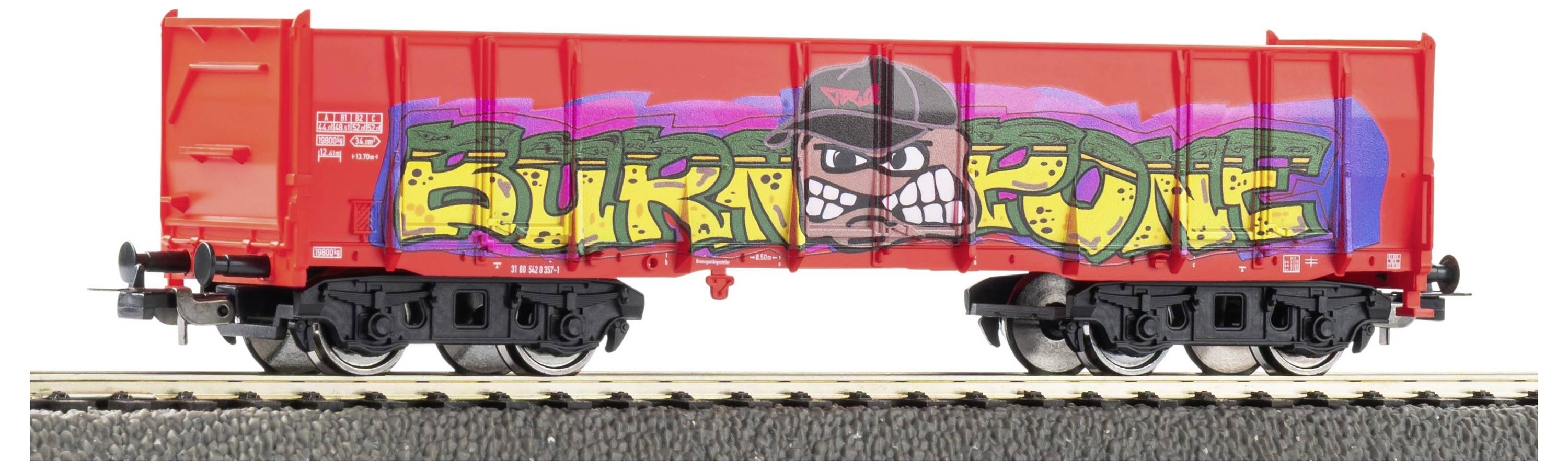 Roter Güterwagen auf Gleisen mit buntem Graffiti mit der Aufschrift „BURLINGTON" und einem Cartoon-Gesicht in der Mitte.