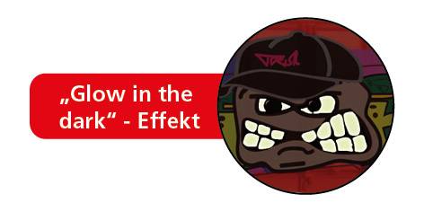 Rotes Etikett mit der Aufschrift „Leuchtend im Dunkeln" – Effekt neben einem kreisförmigen Cartoon-Gesicht mit einer dunklen Mütze und zusammengebissenen Zähnen.