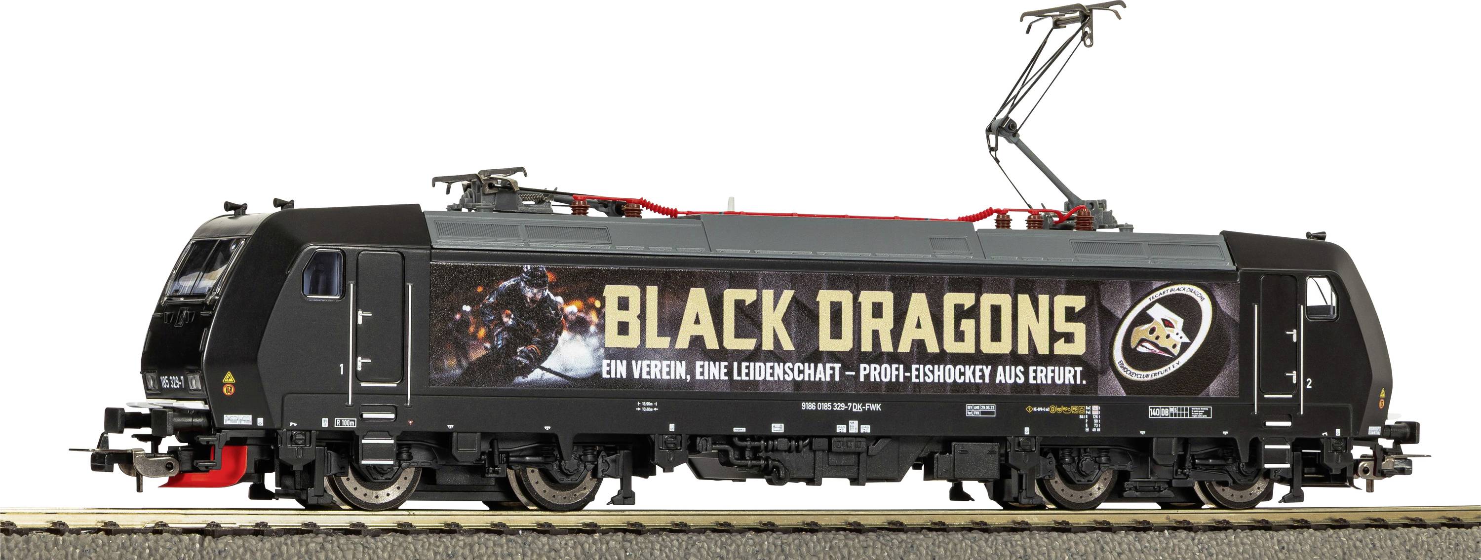Schwarze elektrische Lokomotive mit „BLACK DRAGONS" und einer drachenthematischen Lackierung, dargestellt in Seitenansicht auf Eisenbahngleisen.