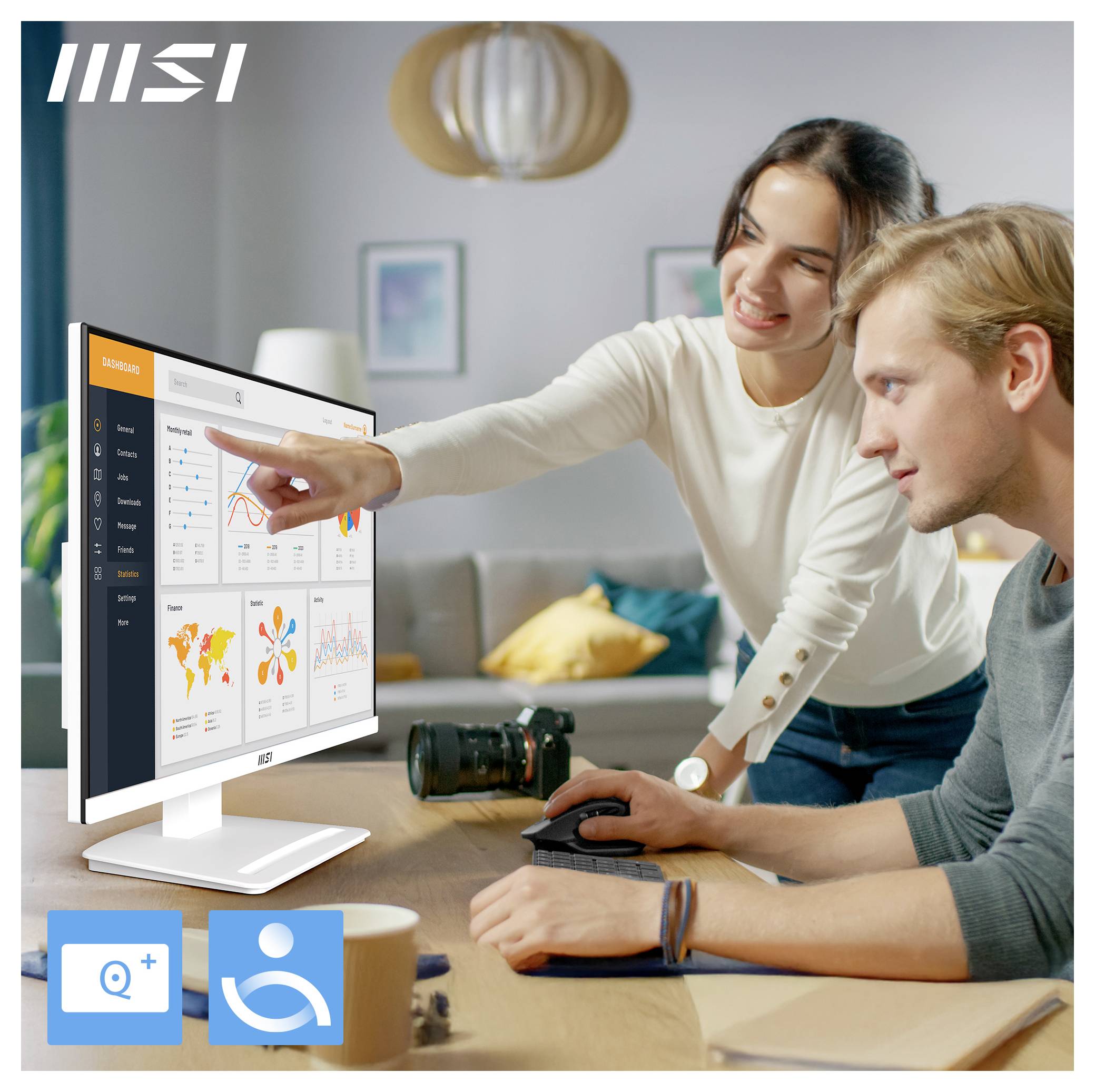 Frau zeigt auf einen MSI-Monitor, der Analytics-Dashboards anzeigt, während ein Mann eine Maus an einem Schreibtisch in einer Homeoffice-Umgebung verwendet.