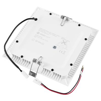 Quadratischer LED-Licht-Paneltreiber mit angebrachten schwarzen, roten und weißen Stromkabeln auf weißem Hintergrund