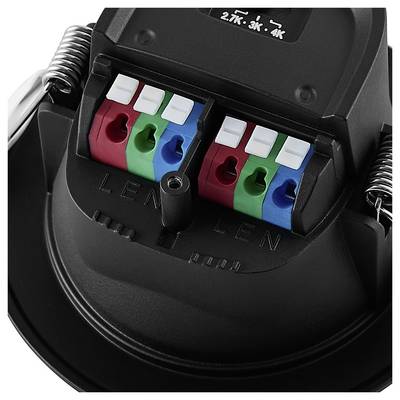 Nahaufnahme eines versenkten Objektivverstellmechanismus mit zwei RGB-Ausrichtungsskalen mit den Beschriftungen „LENS" und gekennzeichnet mit 2,7k, 3k, 4k.