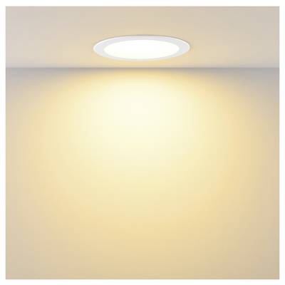 Rundes, bündig eingebautes Deckenleuchte, die warm leuchtet und einen weichen, hellen Lichtkegel auf die Wand darunter wirft.