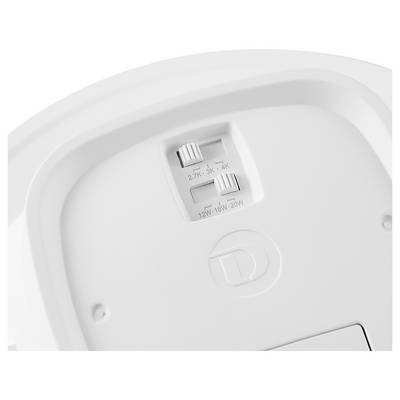 Nahaufnahme einer weißen Deckenleuchte mit einem Kontrollschalter mit den Beschriftungen „2,7K, 3K, 4K" und „12W-16W-20W" zur Einstellung der Farbtemperatur und Helligkeit.