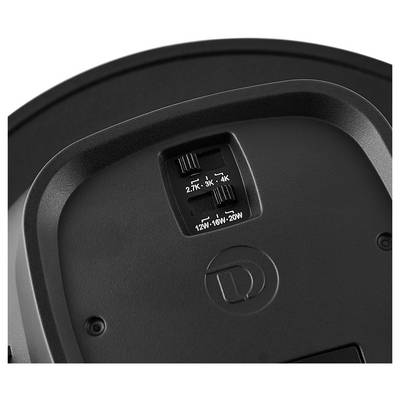 Nahaufnahme der Rückseite eines schwarzen Geräts mit einem Schalter mit den Beschriftungen „2,7K", „3K", „4K" und „12W", „16W", „20W".