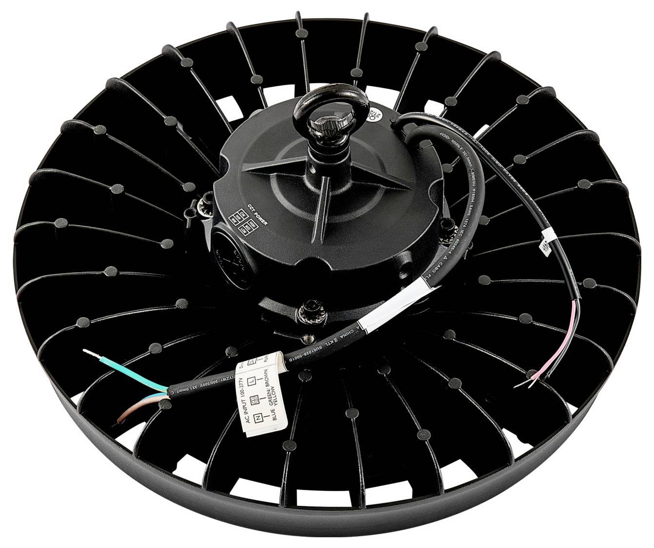 Industrieller Deckenventilator-Motor in Schwarz mit herabhängenden Kabeln und kreisförmigen Kühlrippen, freigestellt auf weißem Hintergrund.
