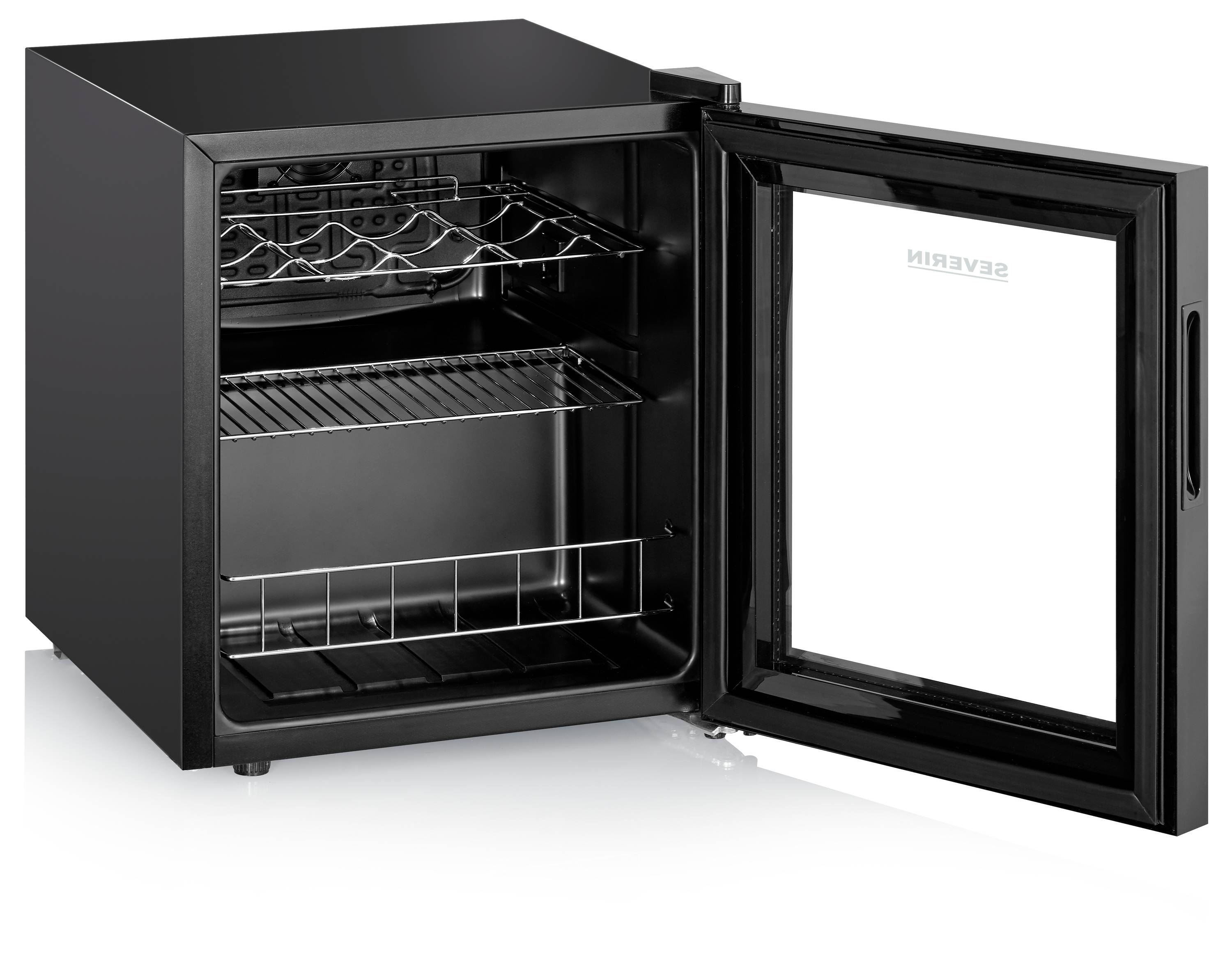 Offener schwarzer Getränkekühler oder Mini-Kühlschrank mit Glastür, sichtbaren Innenregalen und Weinregal.