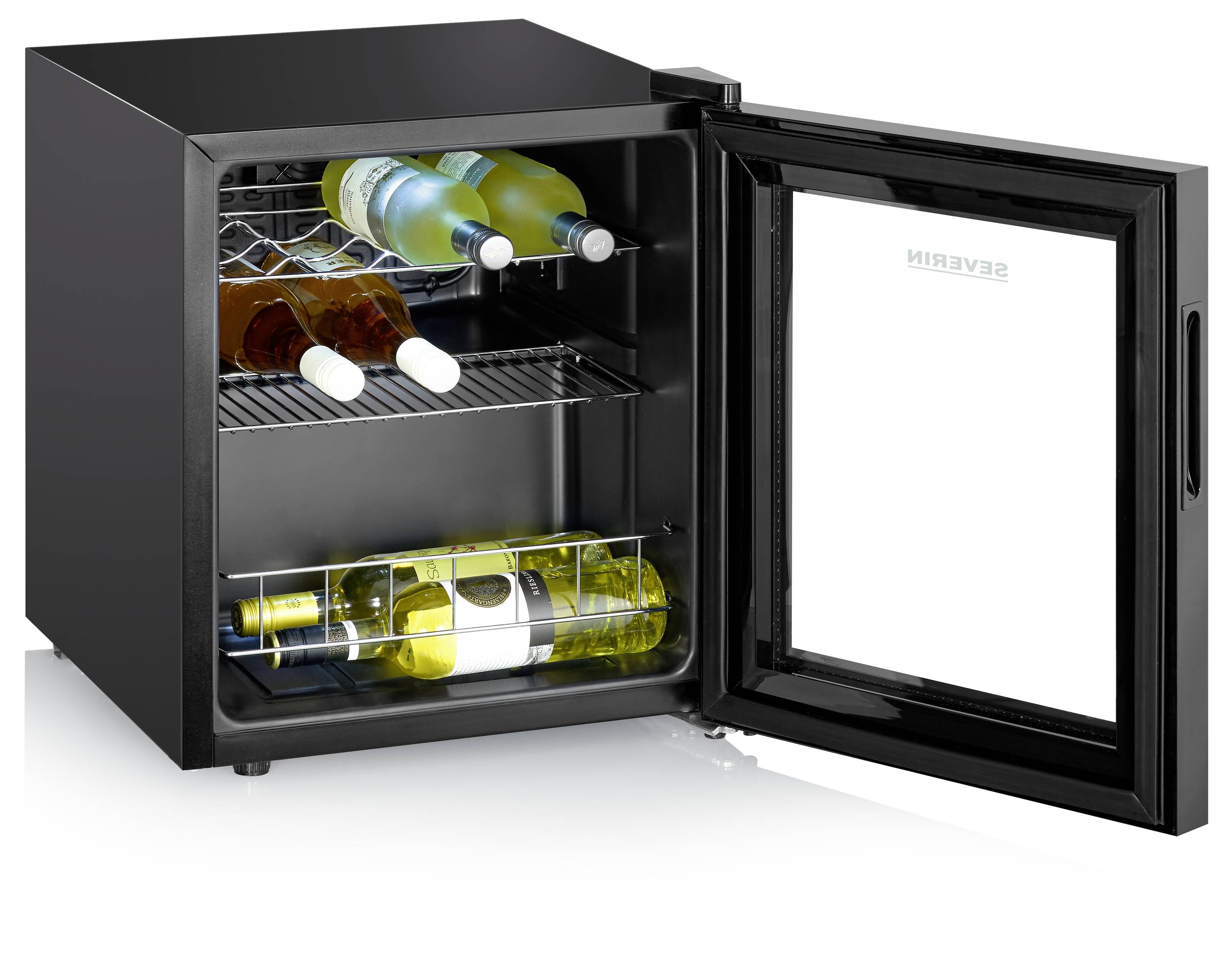 Offener schwarzer Weinkühlschrank mit Glastür, der drei Regale mit mehreren Weinflaschen zeigt und ein sichtbares "SEVERIN"-Logo auf der Tür.