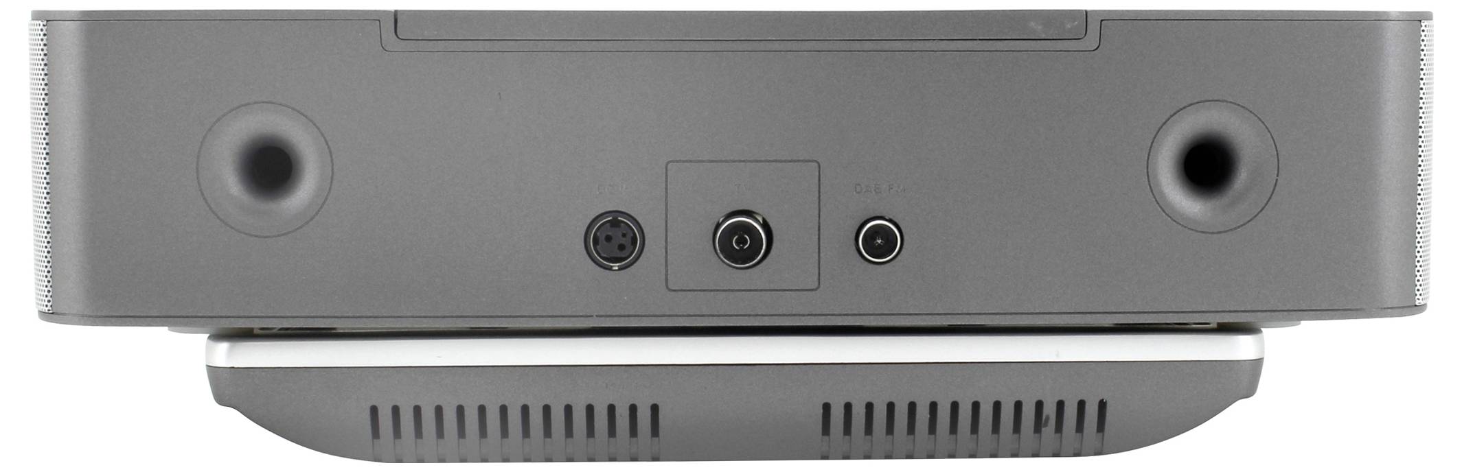 Rückansicht eines grauen elektronischen Geräts mit zwei großen kreisförmigen Lüftungsöffnungen, einer zentralen Stromeingangsanschluss und zwei kleinen Anschlüssen, mit einer belüfteten Basis darunter.