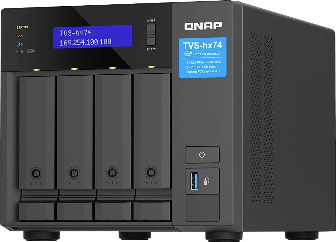 QNAP TVS-hx74 NAS mit vier vorderen Laufwerkschächten, Status-LCD mit Anzeige der IP-Adresse und Stromversorgung sowie USB-C-Anschlüsse auf der Vorderseite.