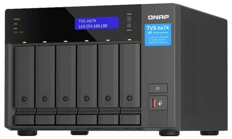 Vorderansicht eines QNAP TVS-hx74 NAS-Servers mit mehreren Festplattenschächten, LCD-Statusanzeige und Stromversorgung/USB-Kontrollen.