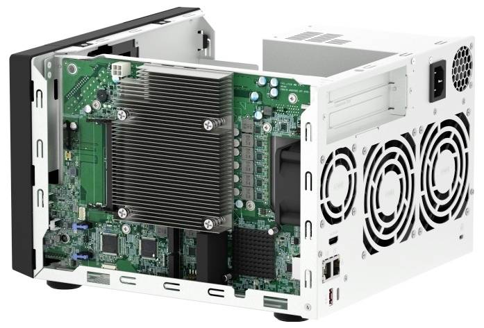 Offenes Computer-Hardware-Gehäuse mit grünem Motherboard und großem Kühlkörper, mit dualen Kühlventilatoren auf der Seitenwand.