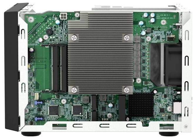 Nahaufnahme eines offenen elektronischen Gerätegehäuses mit einer grünen Leiterplatte mit einem großen zentralen Kühlkörper, internen Komponenten und Metallrahmen.