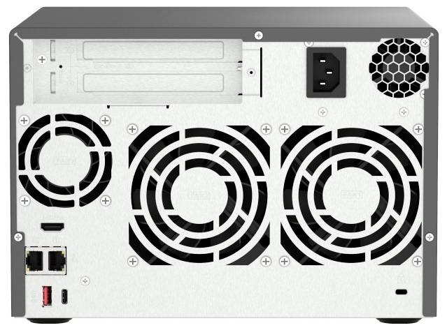 Rückansicht eines Computer-Towers mit drei großen Kühlungsgebläsen, Stromeingang, Laufwerk-Schacht und USB-/Netzwerk-Anschlüssen auf einem silbernen Metallpanel.