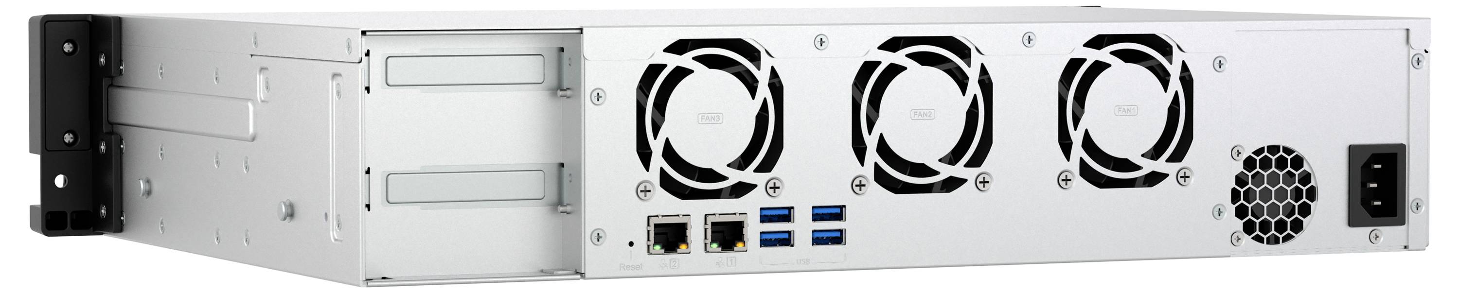Rückansicht eines silbernen Server- oder NAS-Gehäuses mit drei Kühlventilatoren, vier USB-Anschlüssen, zwei Ethernet-Anschlüssen, einer Stromsteckdose und Rack-Mount-Griffen.