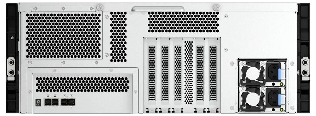 Rückansicht eines in ein Rack eingebauten Server-Gehäuses mit Belüftungsgittern, Erweiterungssteckplätzen, Stromverbindungen und zwei Kühlventilatoren auf der rechten Seite.