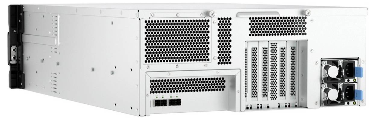 Rückansicht eines in ein Regal eingebauten Server-Gehäuses mit Kühlventilatoren, Belüftungsgittern, Erweiterungsplätzen und Stromverbindungen.