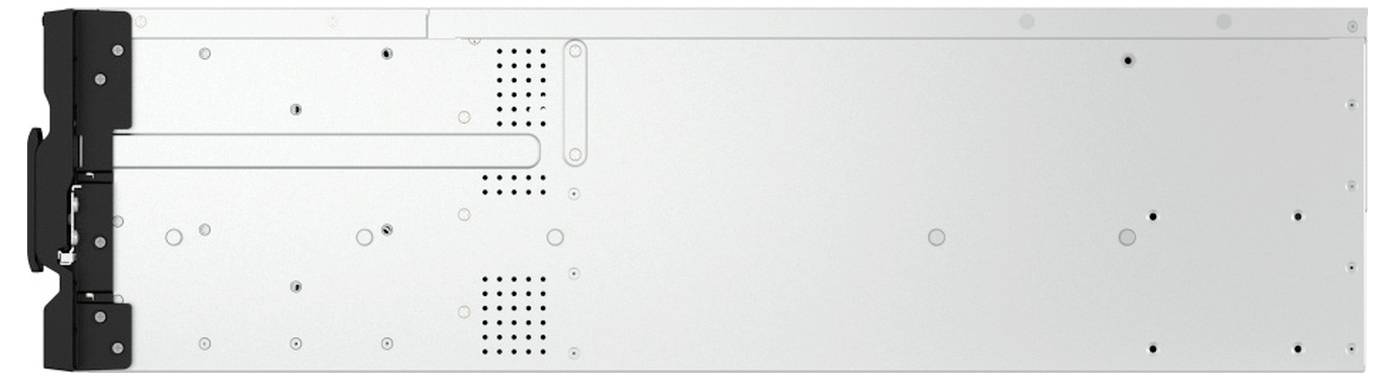 Rückansicht eines silbernen, in ein Rack eingebauten elektronischen Geräts mit schwarzen Befestigungsbügeln, Belüftungslöchern und Schraubenpunkten.