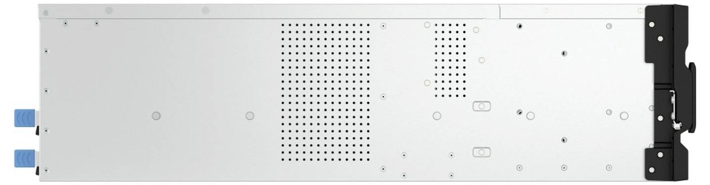 Rückansicht eines silbernen elektronischen Rack-Geräts oder Server-Gehäuses mit Belüftungslöchern, seitlichen Anschlüssen und einer schwarzen Befestigungshalterung auf der rechten Seite.