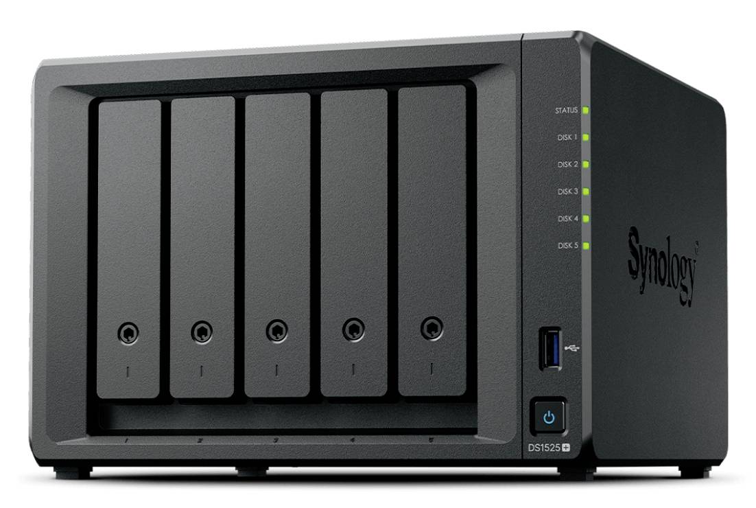 Synology Speichergerät mit fünf Einschüben und vorderen Festplattenschächten, Statusleuchten, USB-Anschluss und Stromschalter.